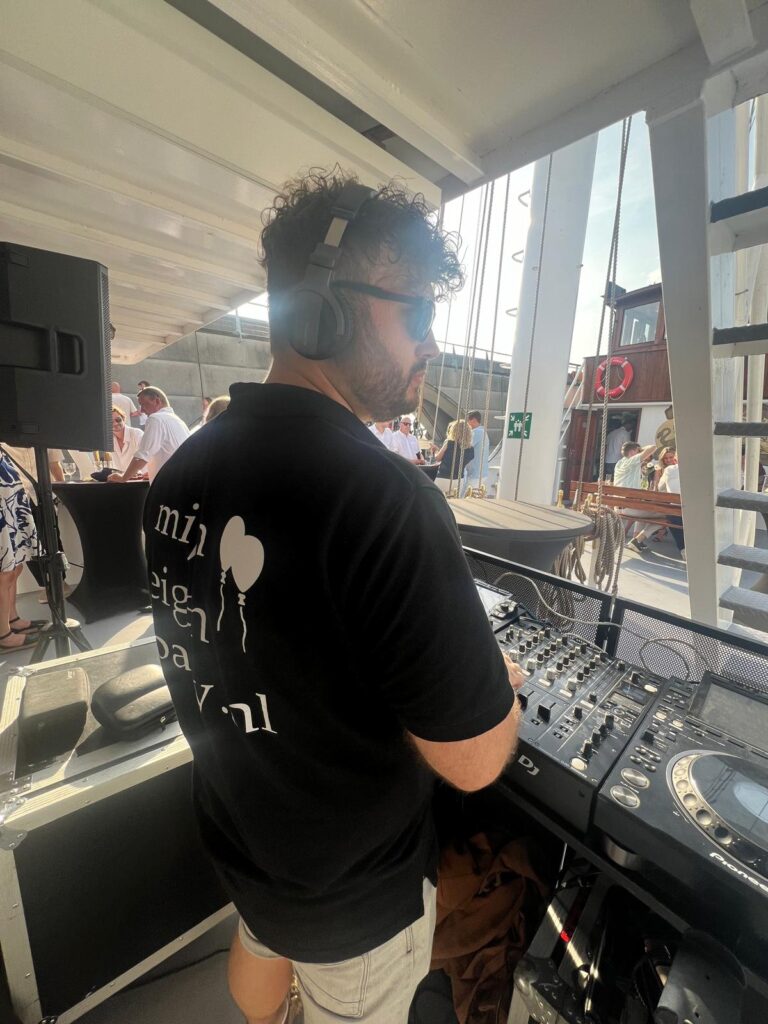 Allround DJ achter de draaitafel